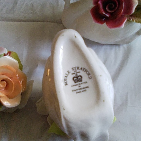 Royale Stratford Handcrafted Flower Swans - Picture 5 of 7